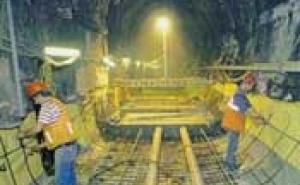Figure 2: Invert concrete under preparation. Reinforcement steel,  drainage pipes and waterproof membrane can be seen.